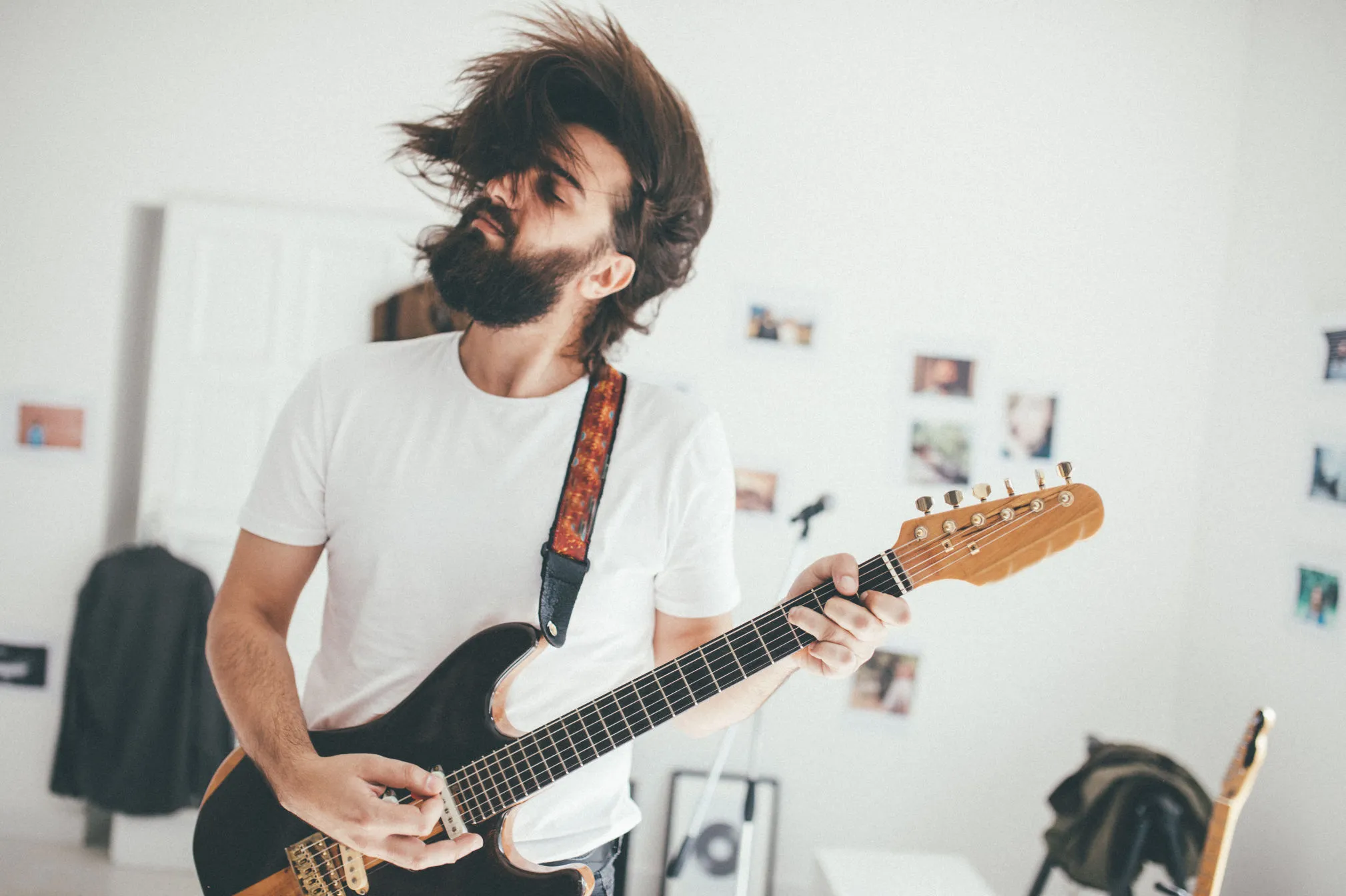 Bärtiger Mann spielt E-Gitarre